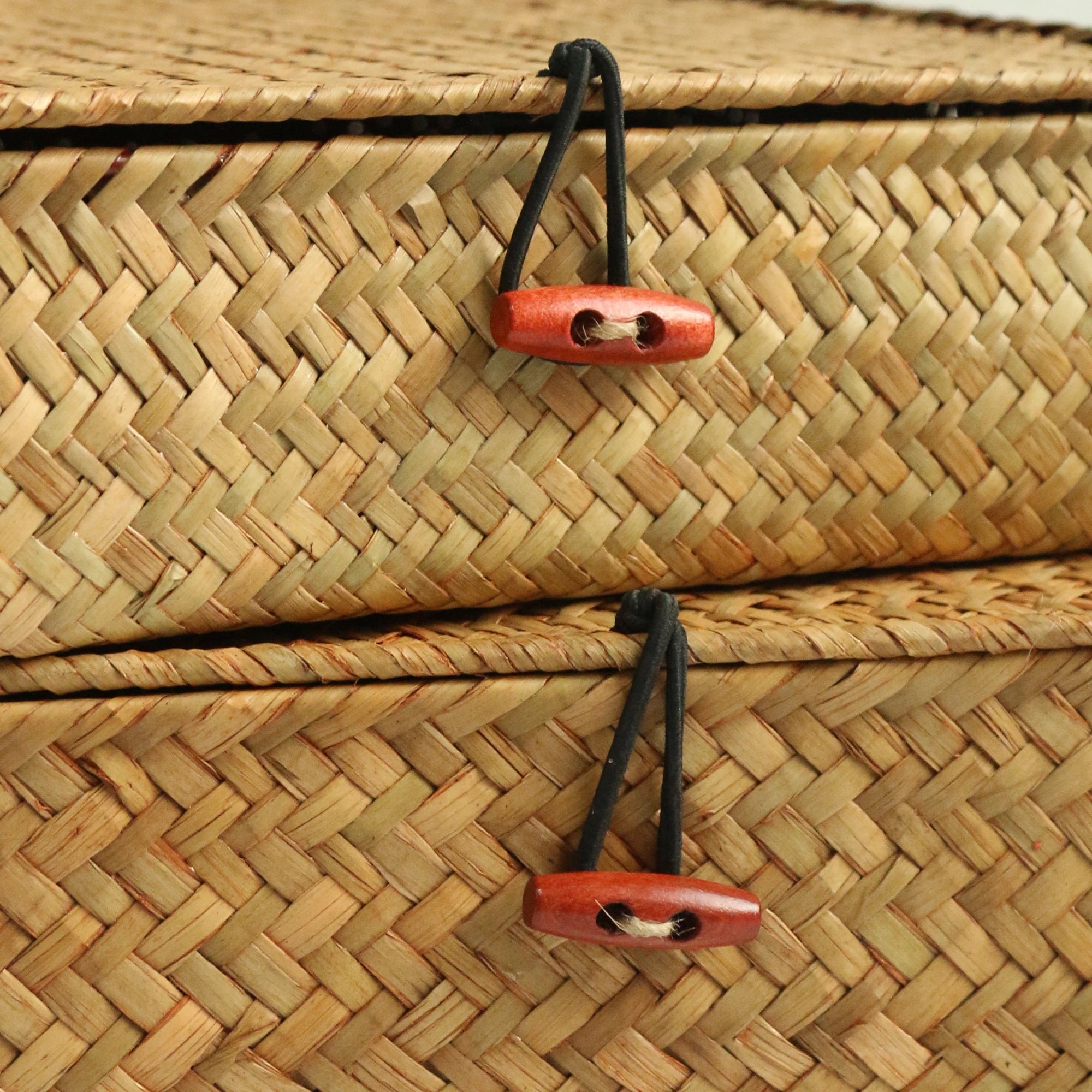 2 Pcs Seagrass Baskets with Lid Wicker Storage Basket Flat Rattan Storage Bins Woven Organizer Basket for Shelf, Closet, Bedroom